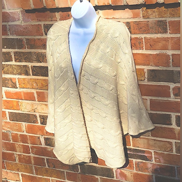 Green 3 100% cotton shawl in a cable pattern - Picture 1 of 12